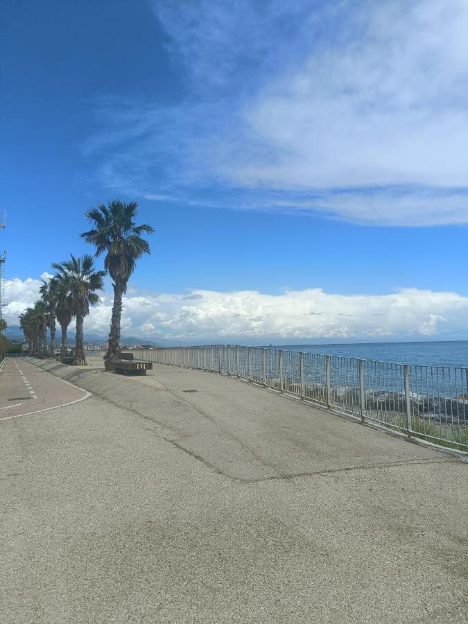Casa Vacanze Via Nizza 57 Zinola-Wifi Savona Luaran gambar